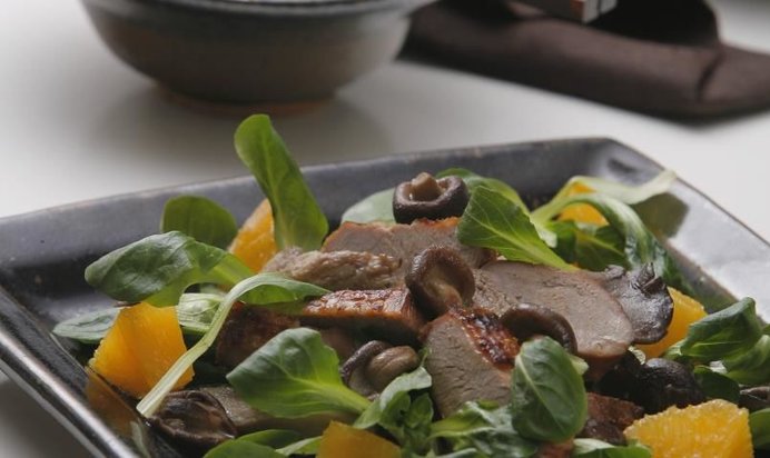 Салат из теплой утки, апельсинов и грибов