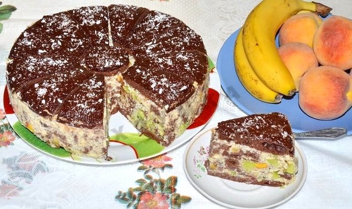 Шоколадный торт с фруктами