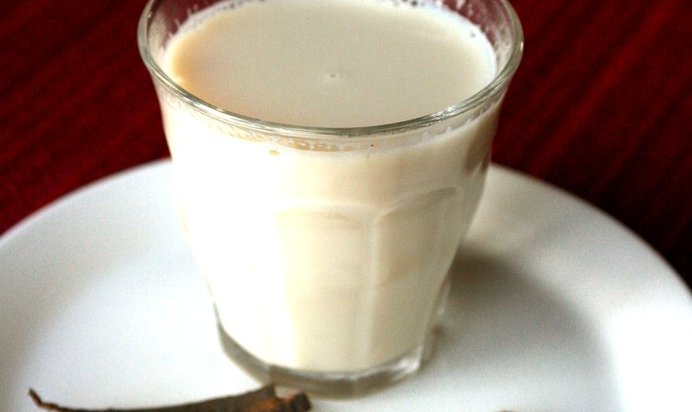 Молоко с медом и пряностями