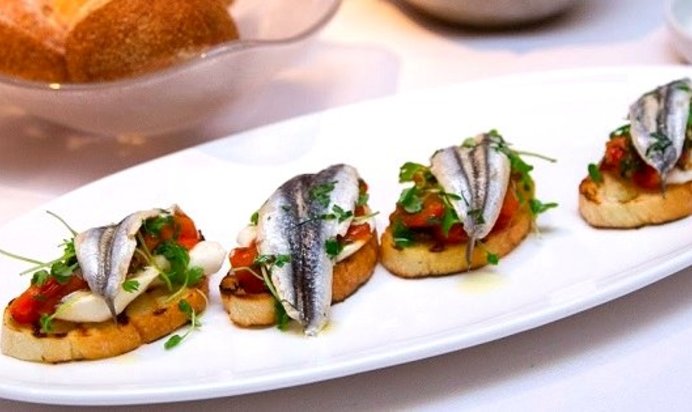 Брускетта с сельдью