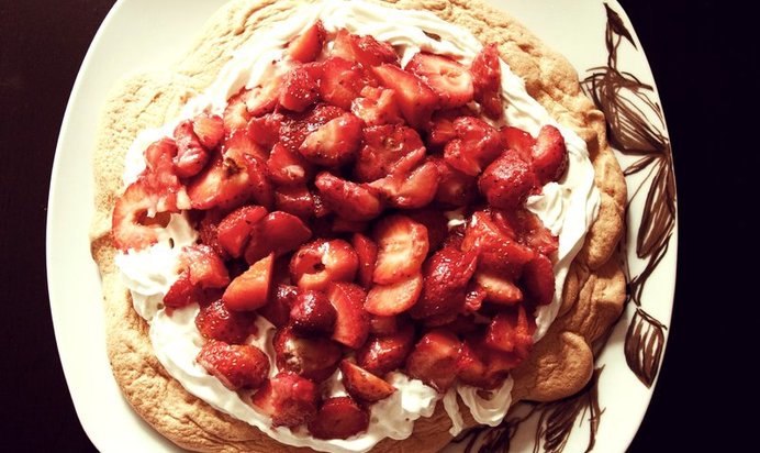 Торт «Павлова» со сливочным кремом и клубникой