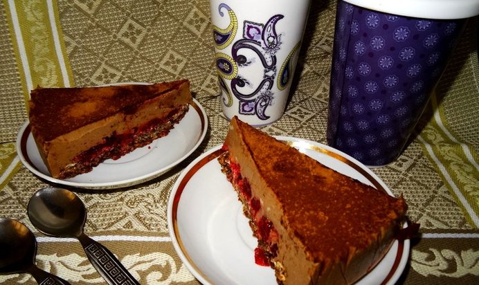 Диетический творожный торт с вишней и кэробом