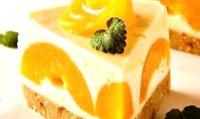 Йогуртный торт с персиками и лимоном