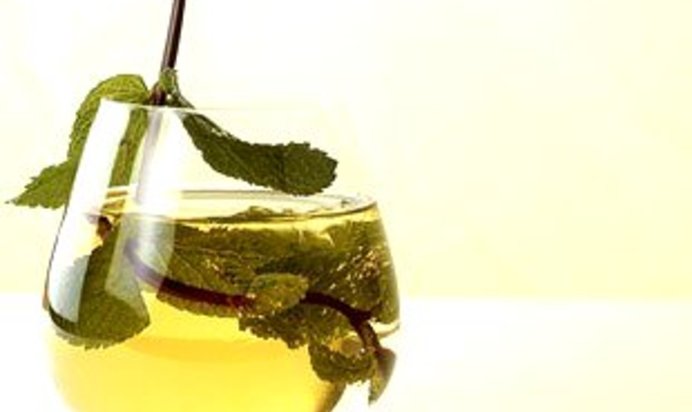 Тонизирующий коктейль из шампанского с чаем