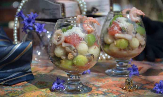 Салат с морским коктейлем