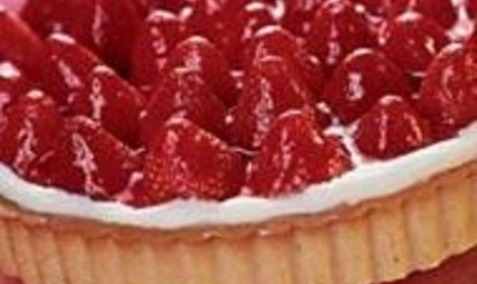 Торт из целых ягод клубники