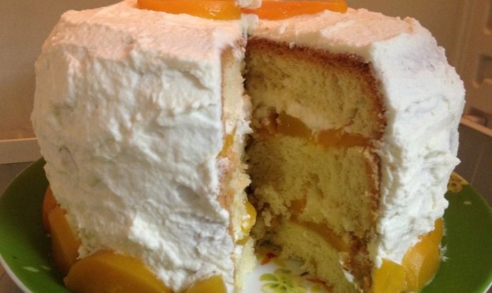 Бисквитный торт с персиками и взбитыми сливками