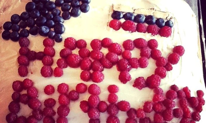 Бисквитный торт с фруктами и сметанным кремом
