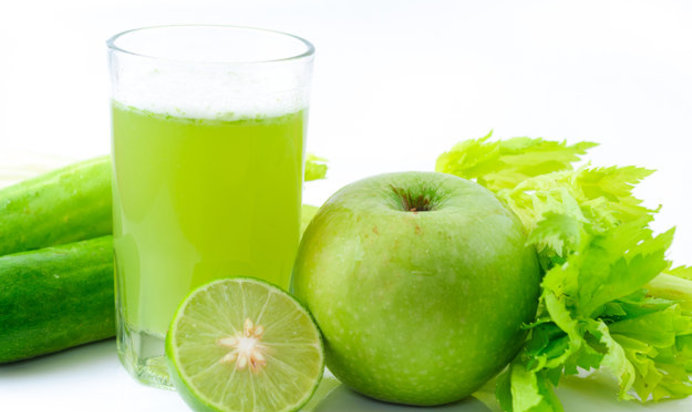 Сок из огурцов с яблоком, лаймом и сельдереем