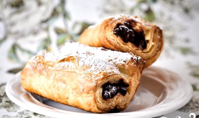 Круассаны с шоколадом из слоеного теста