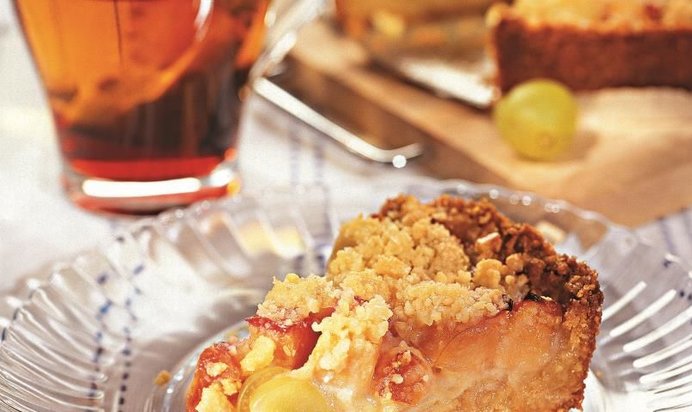 Сливовый торт с марципановой крошкой