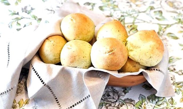 Булочки с соусом Песто