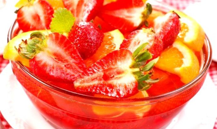 Клубнично-апельсиновый салат с базиликом