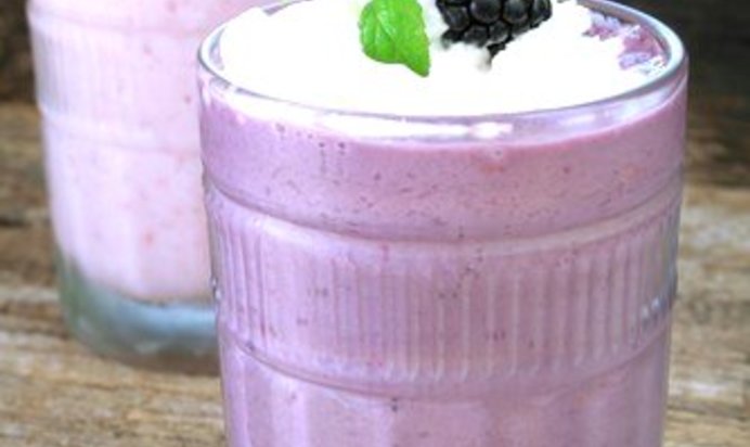 Молочный коктейль с медом и ежевикой