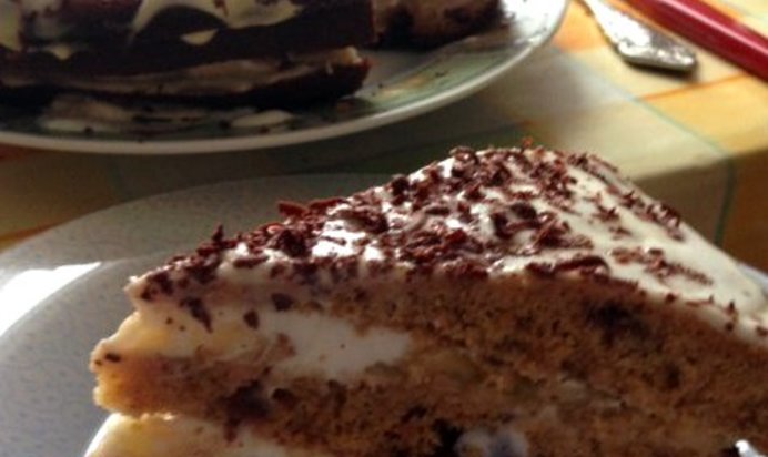 Нутовый торт с черешней, бананом и йогуртом