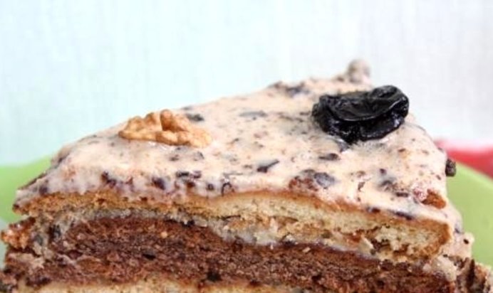Торт с черносливом и грецкими орехами