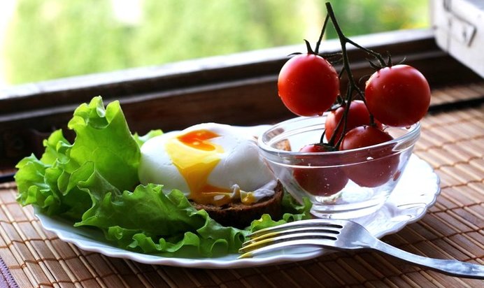 Яйцо пашот с тостом и овощами