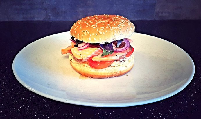 Бургер с семгой и омлетом