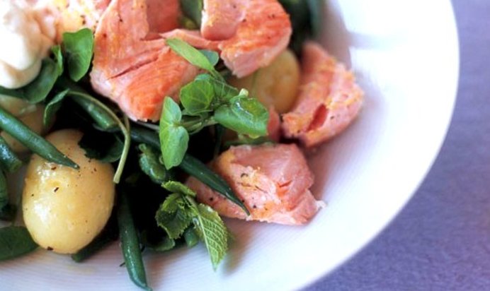 Салат из запеченного лосося с кресс-салатом