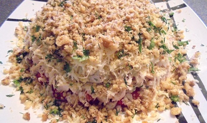 Слоеный салат с куриной грудкой и помидорами