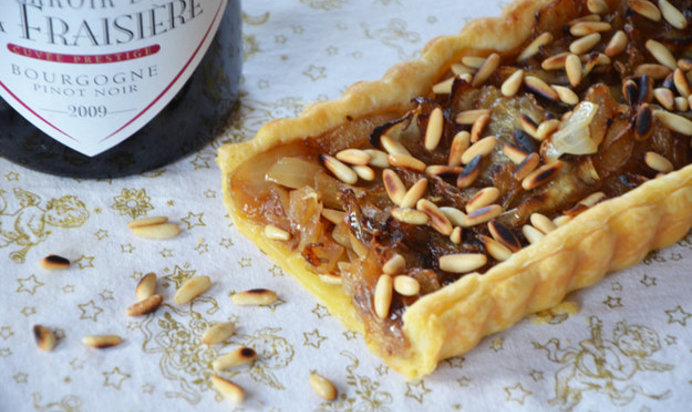 Луковый пирог с кленовым сиропом и кедровыми орешками