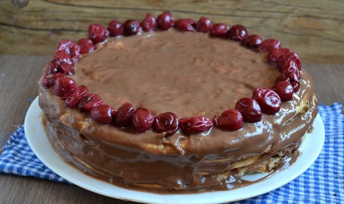 Шоколадный торт с вишней