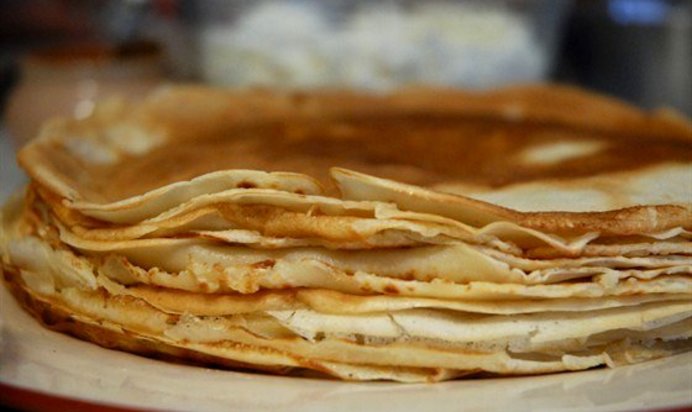 Тонкие блины на сливочном масле