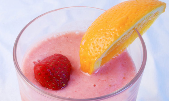 Цитрусовый смузи с имбирем и клубникой