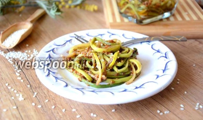 Салат из черемши с кунжутом