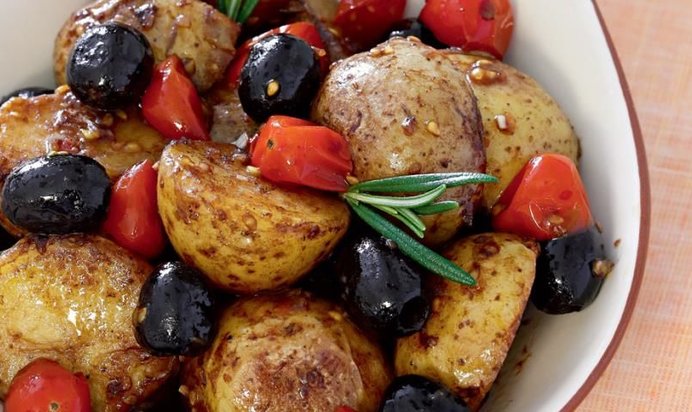 Теплый салат из картофеля и помидоров черри