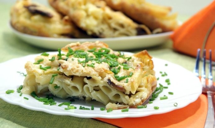 Салат с ветчиной, феттучини и артишоками