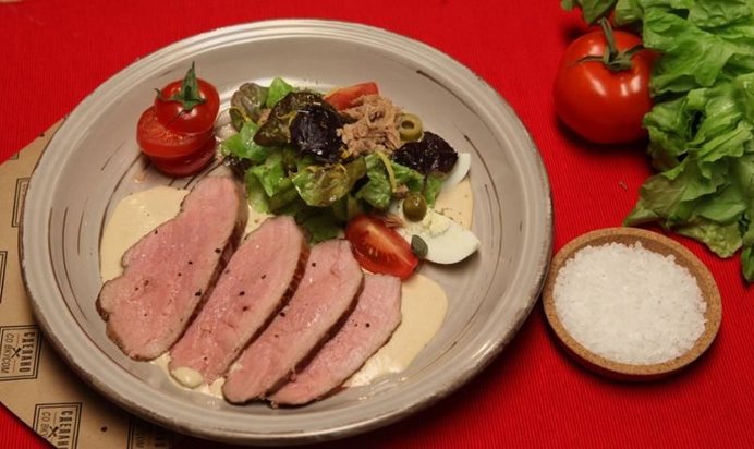Вителло Тонато с салатом Нисуаз