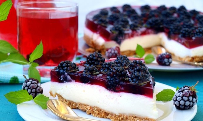 Торт без выпечки с ежевикой в желе и сливками