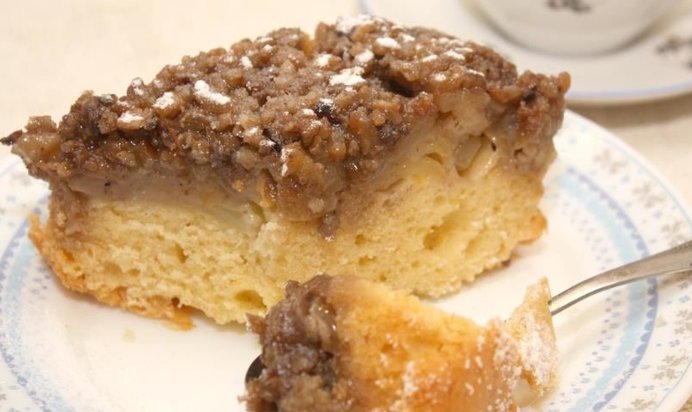 Яблочная шарлотка с грецкими орехами