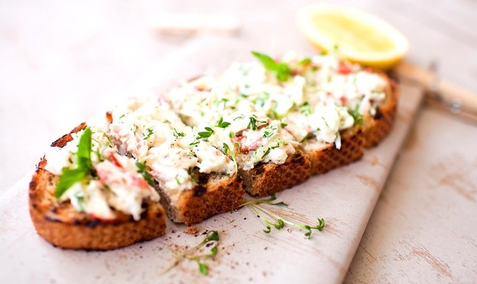 Брускетта с крабом