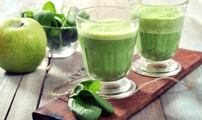 Зеленый коктейль с черносливом