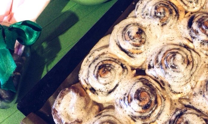 Рулетики с корицей под сырной глазурью