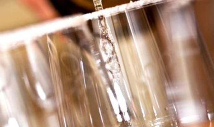 Персиковый коктейль с шампанским