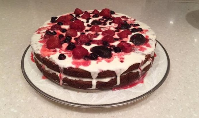 Шоколадный торт с кремом и ягодами