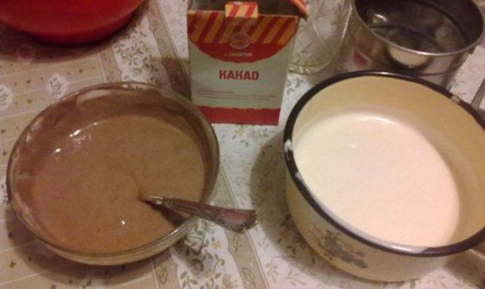 Шоколадно-клубничный торт со сгущенкой и орешками