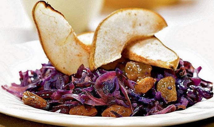 Салат из красной капусты с изюмом, грушами и корицей