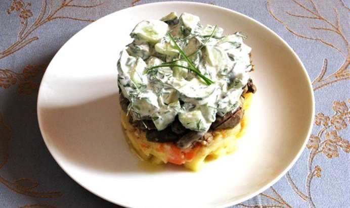 Теплый салат из мясного ассорти со свежей зеленью