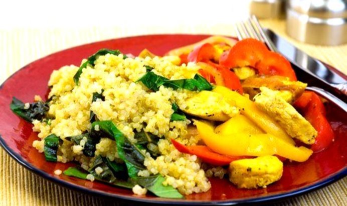 Теплый салат из киноа со шпинатом и фетой