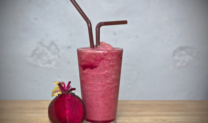 Йогуртовый смузи со свеклой и апельсином
