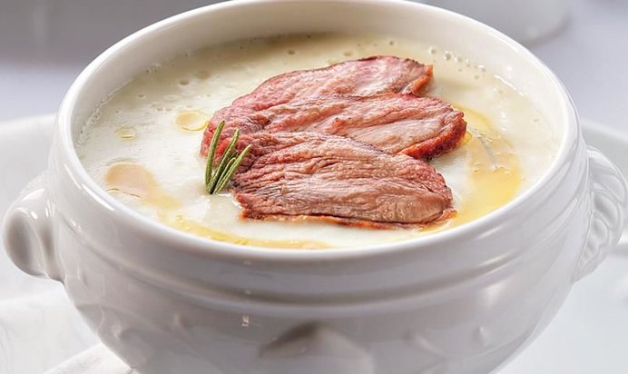 Крем-суп из белой спаржи с ломтиками утиного мяса и сиропом из апельсина