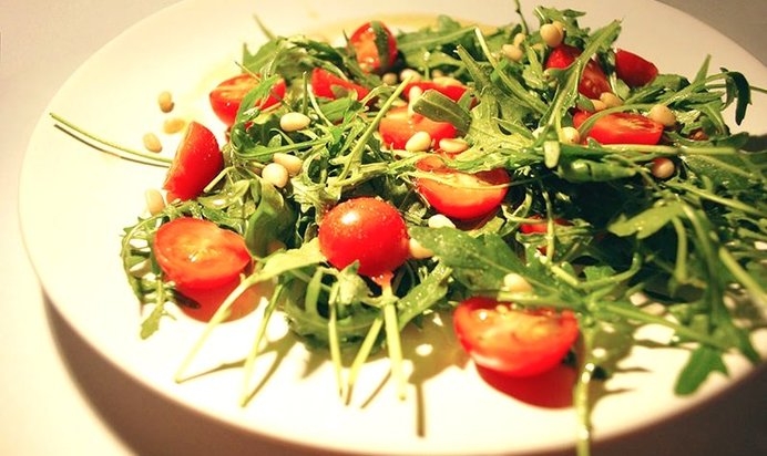 Руккола с помидорами и чесноком