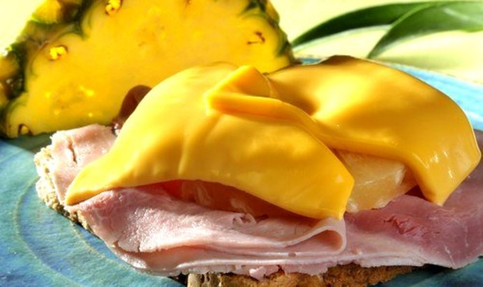 Тост с ветчиной и ананасами