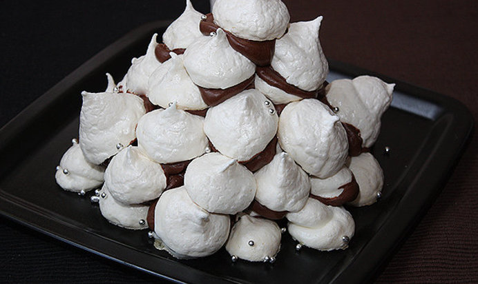 Торт из безе с шоколадным кремом