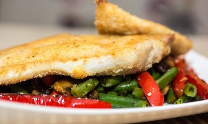 Салат-коктейль с ветчиной и сыром