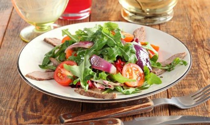 Теплый салат с говядиной